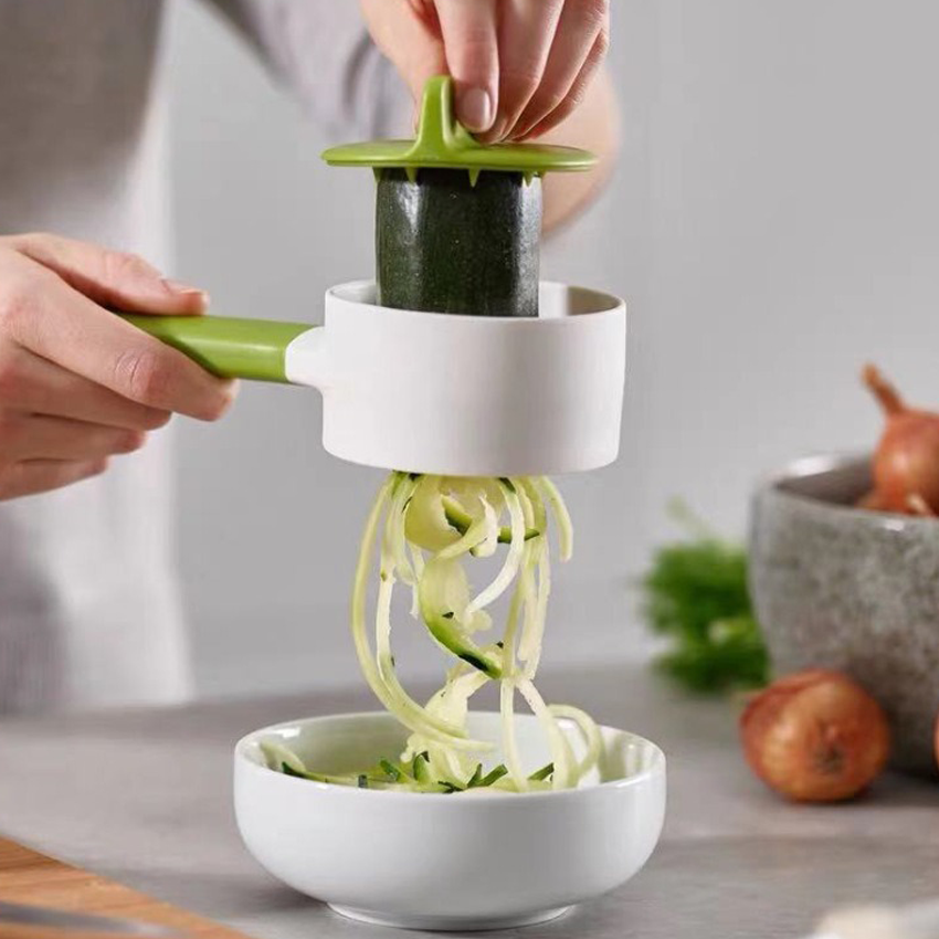 Handheld vegetable spiral shredder